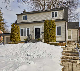 15 Squires Avenue, Toronto, ON M4B 2R2